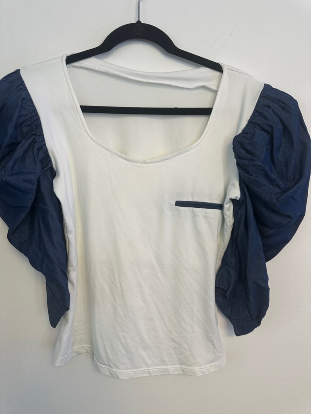 ISSI White Scoop Neck Top with Navy Puff Sleeves